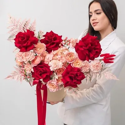 Flowers in box delivery for Moscow