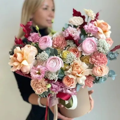 Flowers in a box delivery to Moscow