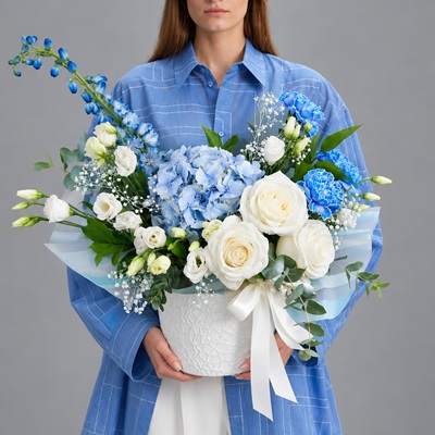 Flowers in a box delivery to Moscow