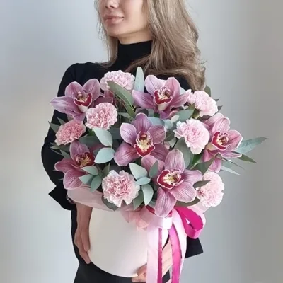 Flowers in a box delivery in Moscow