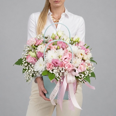 Send flowers in a box for Moscow