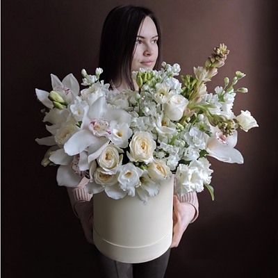 Send flowers in box to Moscow