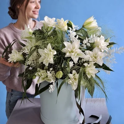 Send flowers in box for Moscow