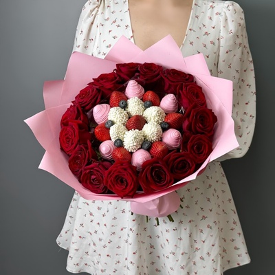 Strawberry bouquets delivery to Moscow