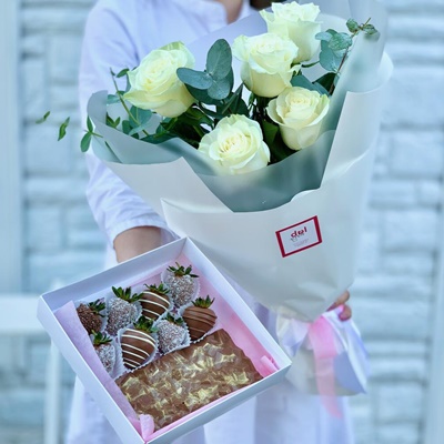 Strawberry bouquets delivery to Moscow
