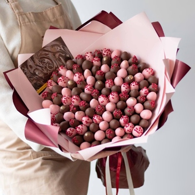 Strawberry bouquets delivery in Moscow