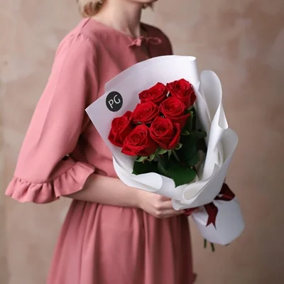 Send bouquet of roses to Petersburg