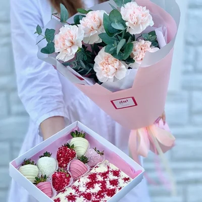 Strawberry boxes delivery Russia