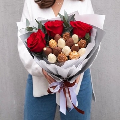 Strawberry bouquet delivery in Russia