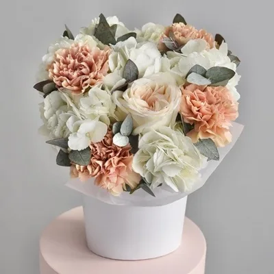 Order flowers in a box for Moscow