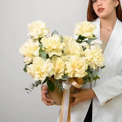 роскошные цветы в коробке с доставкой по Москве